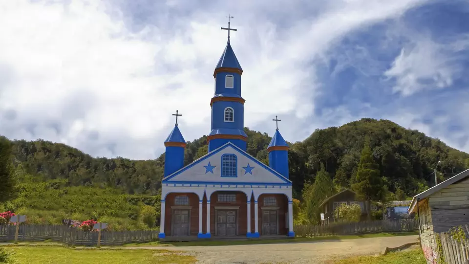 House Image of Chiloé, Un Viaje en el Tiempo: Visita las Iglesias más Antiguas